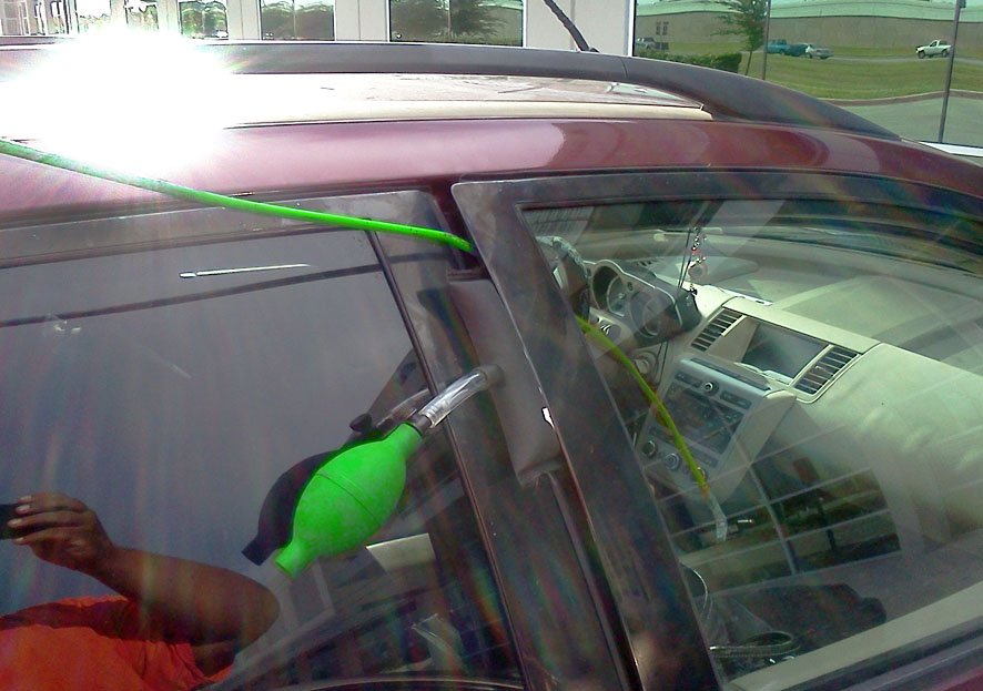 Ouverture d’une portière de voiture avec un coussin gonflable et une tige, sans clé